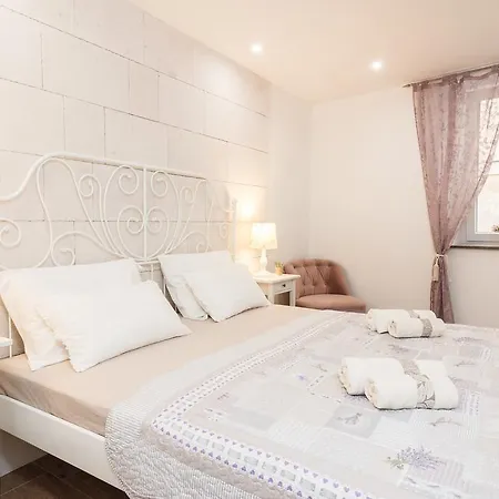 Split Inn Apartments شقة
